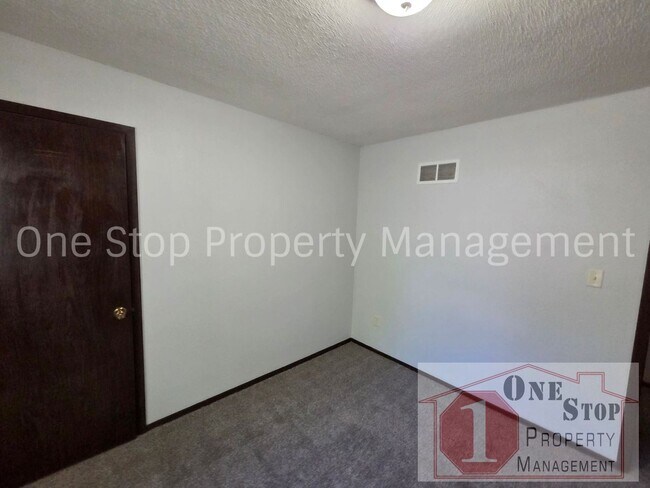 Building Photo - Welcome Home to this Adorable 2 Bed 1.5 Bath Duplex in Independence!!