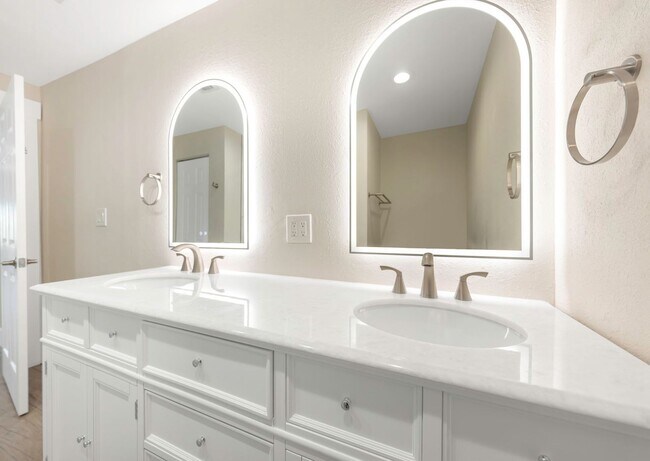 Building Photo - P201 - #9A Holiday Inn