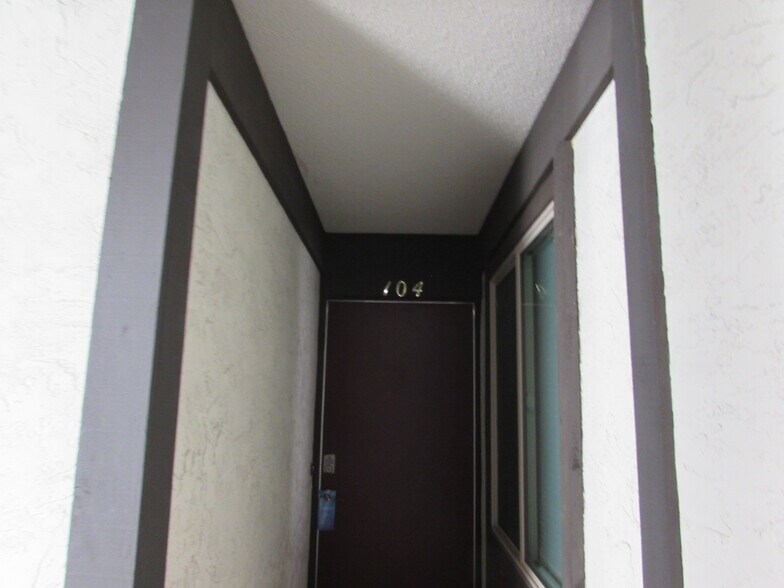 Building Photo - 3150 Lakeside Dr