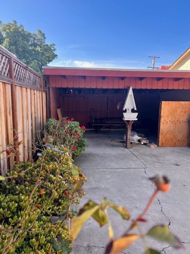 Building Photo - Santa Clara Charm ~ 3BR/1BA on Main Street