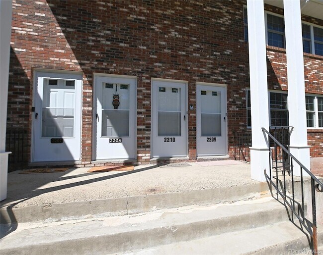 Building Photo - 276 Temple Hill Rd