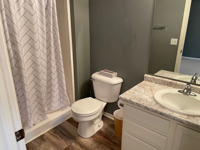 Building Photo - 3 bed / 3.5 bath Grand Ridge townhome avai...