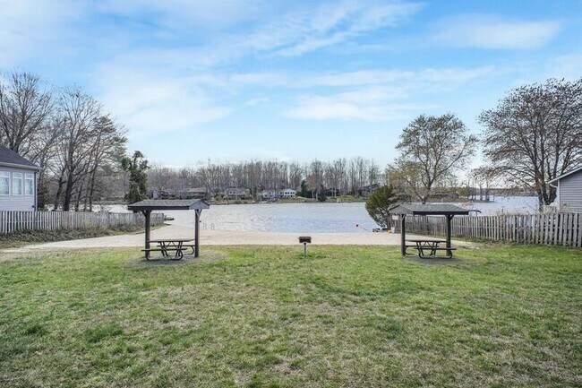 Building Photo - 306 Happy Creek Rd