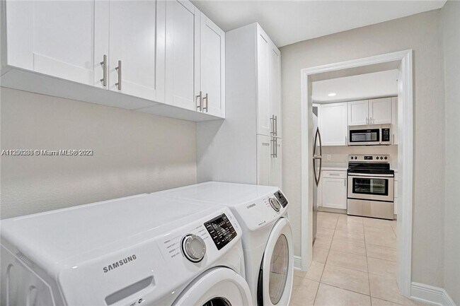 Building Photo - 9457 SW 52nd Ct