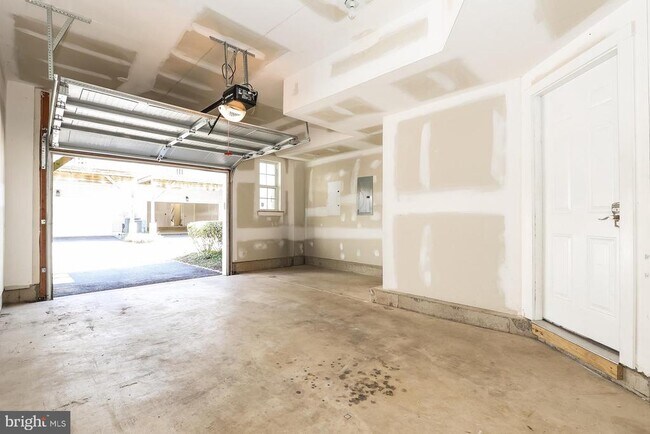 Building Photo - 113 Royal Mews