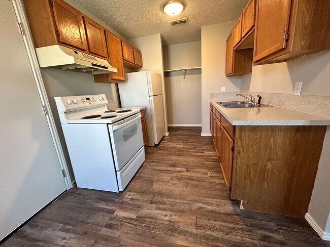 Building Photo - 9603 Elmwood Ave