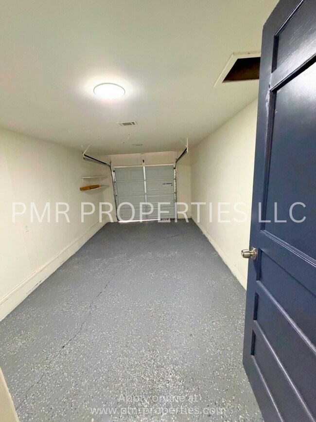 Building Photo - 2 Bedrooms / 1 Bathroom House