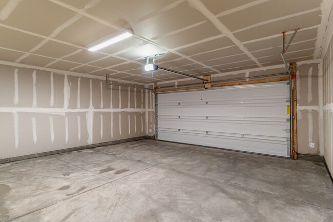 Building Photo - 3 Bedroom Santa Fe Townhouse