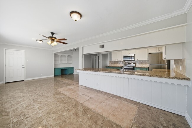 Building Photo - 2527 Roy Cir