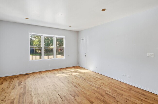 Building Photo - 1342 E 73rd St