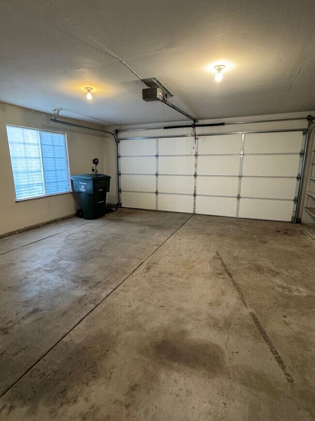 Building Photo - Not your ordinary rental! Pool! Kitchen ai...