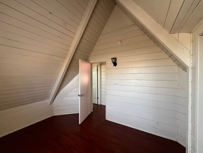 Building Photo - Cozy 1 Bedroom Apartment Located Near Free...