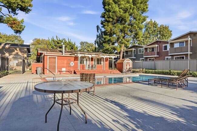 Building Photo - Remodeled 2 Story 3 Bed 1.5 Bath Townhome in Mountain View