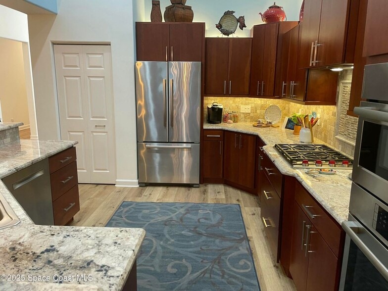 Building Photo - 12 Marina Isles Blvd