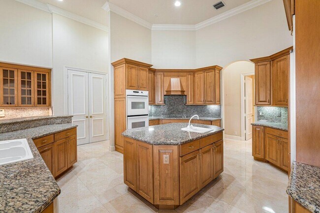 Building Photo - 1831 Sabal Palm Dr