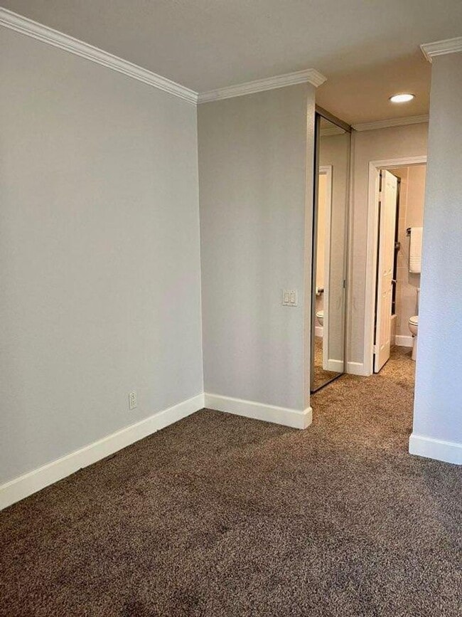 Building Photo - Villa La Jolla Condo in the Heart of it All!
