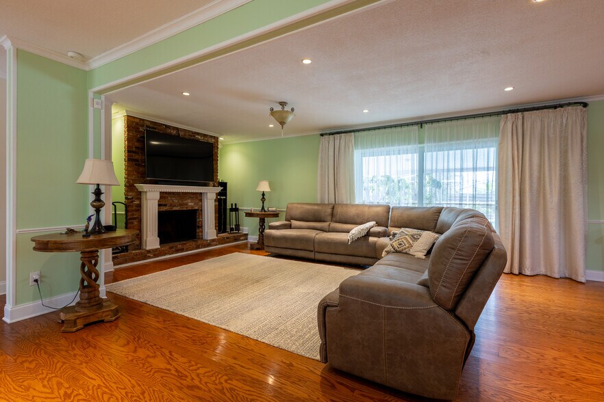 Building Photo - 615 Valle Vista Dr