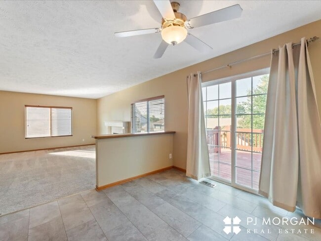 Building Photo - 4 bedroom, 3 bathroom - Available 9/15- Co...