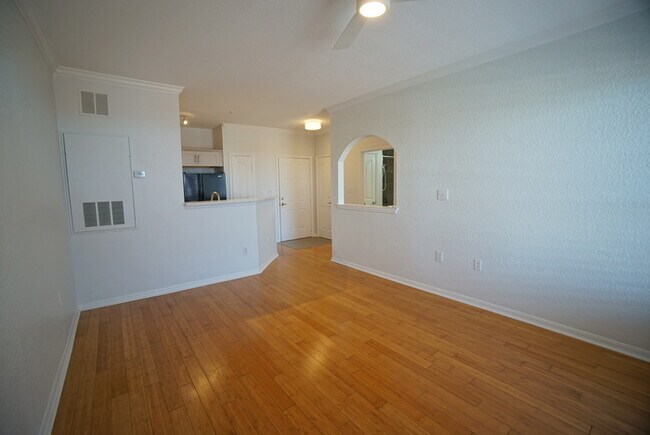 Building Photo - 1-Bed, 1-Bath Condo in South Tampa