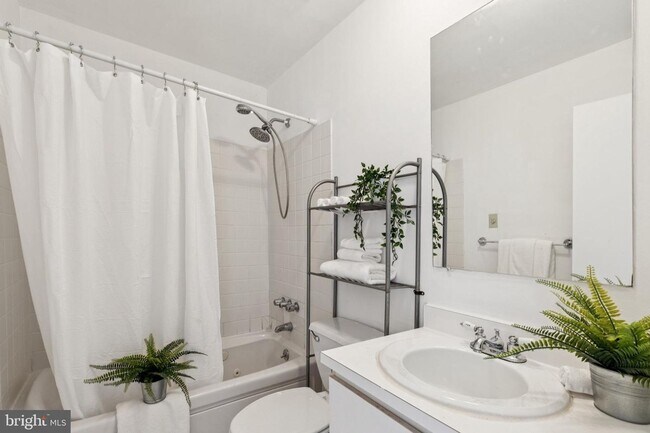 Building Photo - Great Townhouse w/ 2 Bedrooms, 1.5 Baths, ...