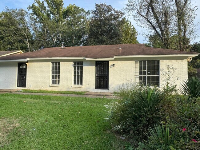 Primary Photo - 327 Grover Cleveland Cir