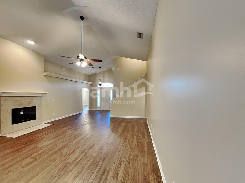 Building Photo - 807 Hickory Knolls Dr