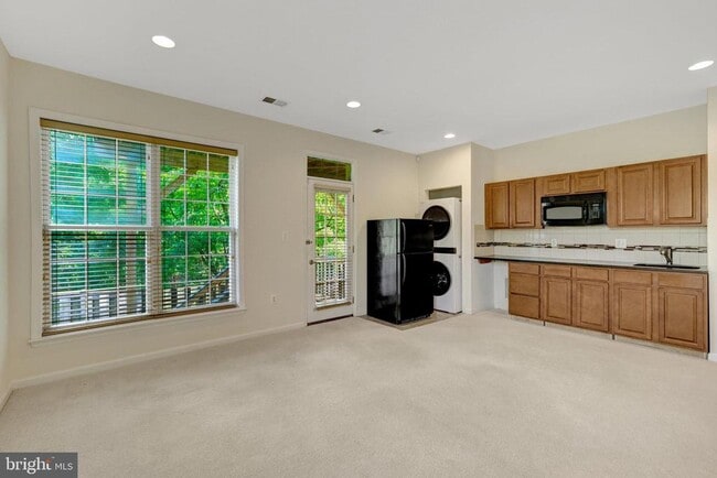 Building Photo - 2451 Silk Ct