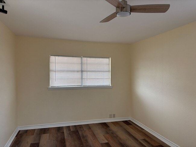 Building Photo - 3/2 Near Downtown Sherman!