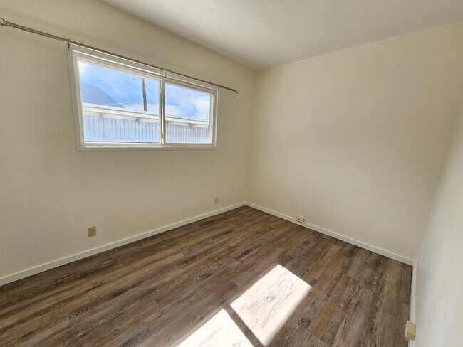 Building Photo - 3 Bed / 2 Bath Single-Family Attached Home...