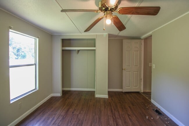 Building Photo - Enjoy the charm of country living!