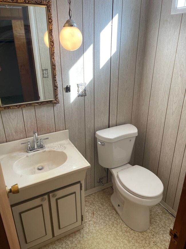 Building Photo - Large and Spacious Home