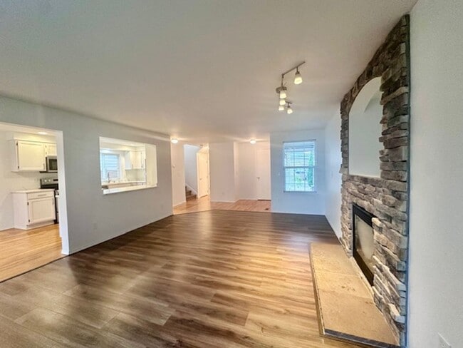 Building Photo - Spacious 4 bedroom - Ready Now
