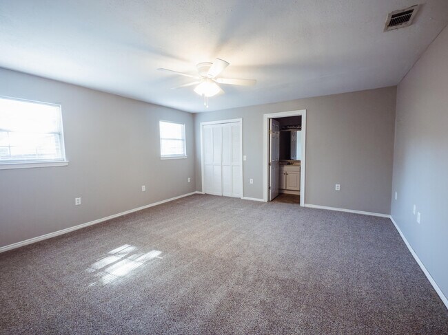 Building Photo - 201 Amellia Pl