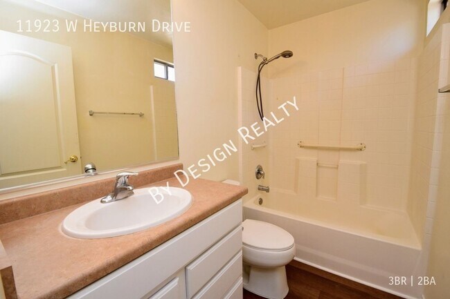 Building Photo - Rancho Marana 3 Bed 2 Bath + Den