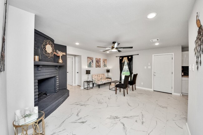 Building Photo - 15123 Kaler Rd