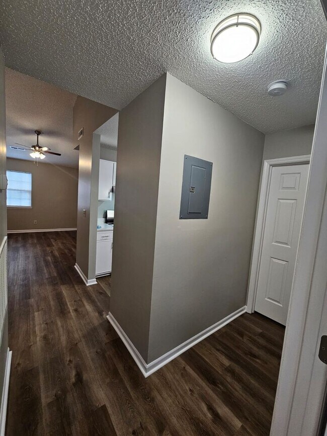 Building Photo - Three bedroom, two bath condo in High Point