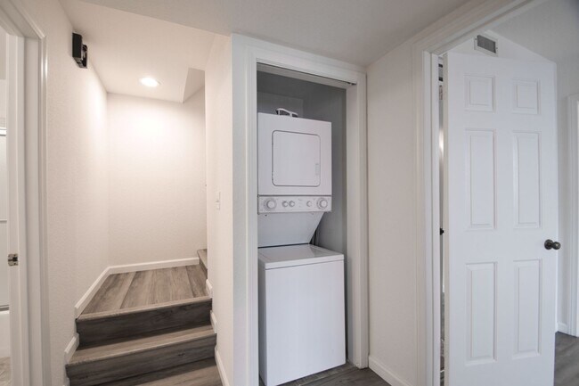 Building Photo - j444