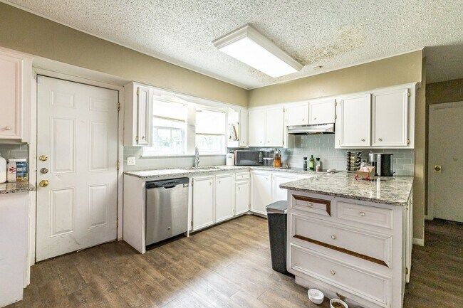 Building Photo - Pre-Leasing Summer 2023: Spacious 4/2,