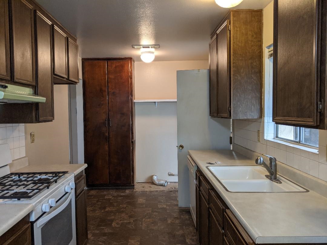 KITCHEN/LAUNDRY - 2133 Casita Ct