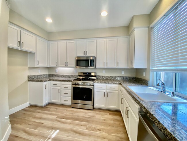 Building Photo - NEWLY RENOVATED, VERY CLEAN 5 BED, 3 BATH,...