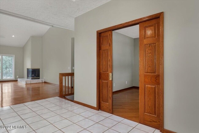 Building Photo - 38 Pinebrook Dr