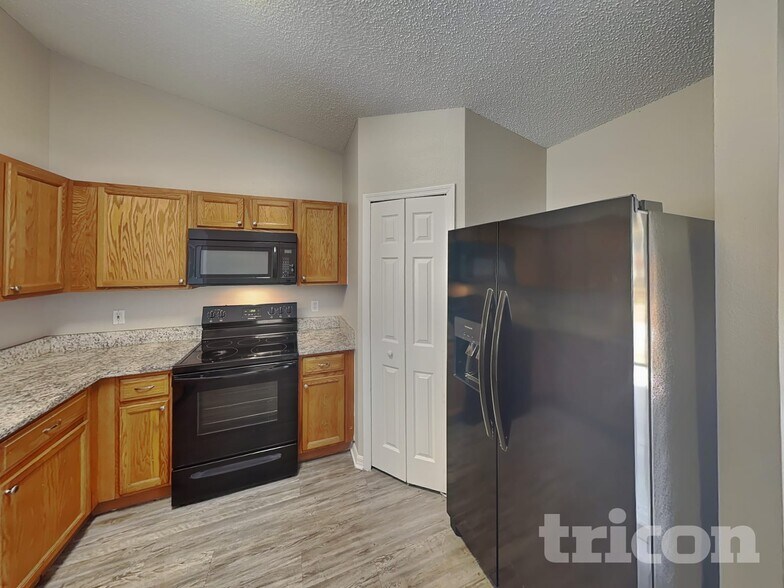 Building Photo - 3390 Shalimar Cir