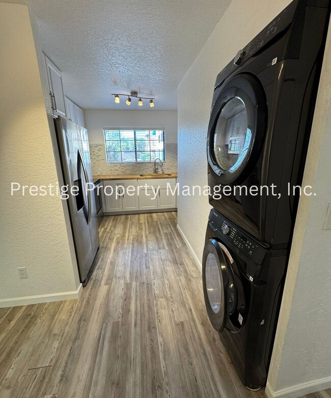 Building Photo - 3/2.5 Beautiful 2 Story Townhome!