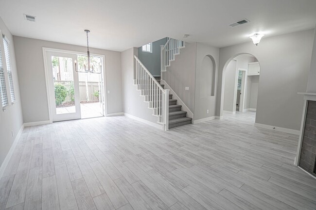 Building Photo - Woodland 3 Bedroom Home for Rent in Valencia!