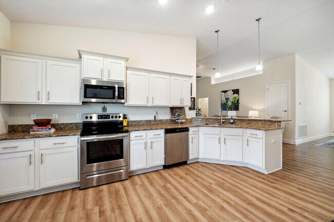 Building Photo - 585 Riverwalk Cir