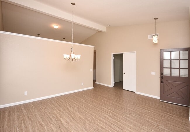 Building Photo - Lovely Single Level Home 4BR/2BTH Located ...