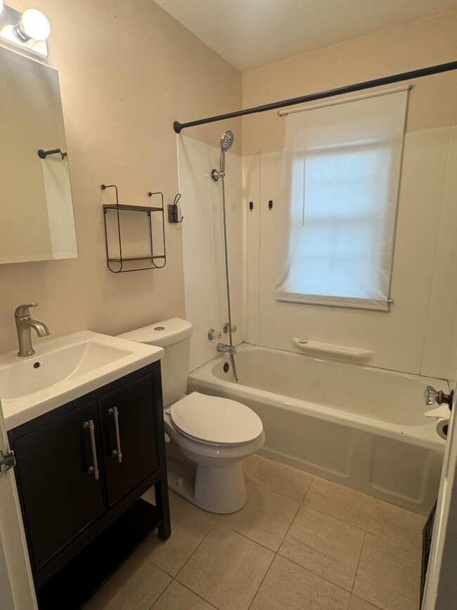 Building Photo - 715 Botham Ave