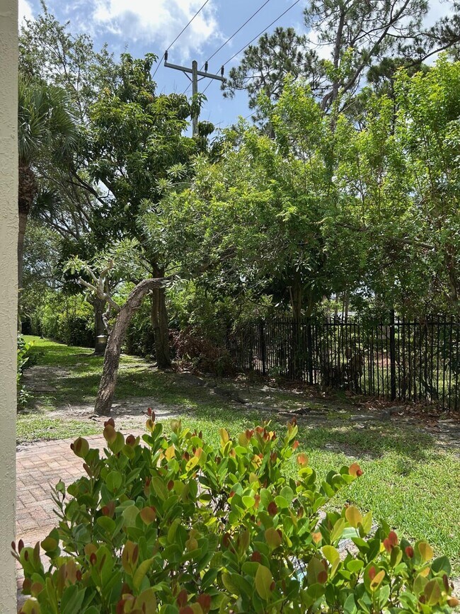 Building Photo - 1412 Seminole Palms Dr