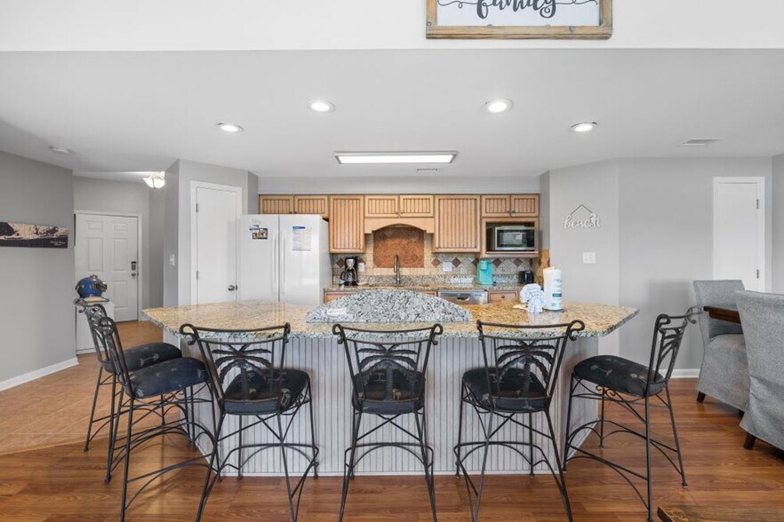 Building Photo - 3806 Spinnaker Dr
