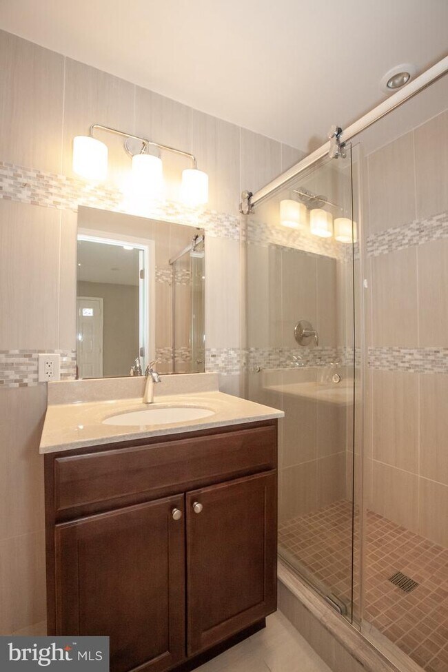 Building Photo - 2533 Hillsman St